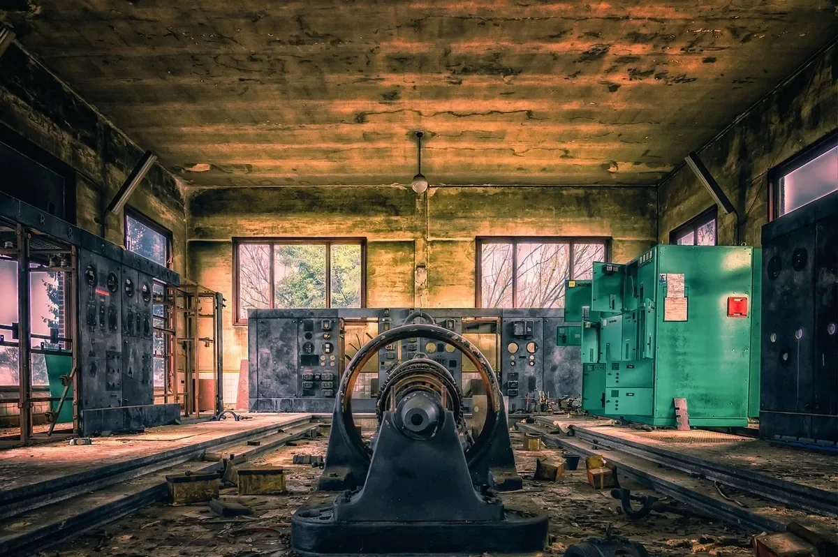 Mesin generator dan sistem engine pada instalasi industri yang menunjukkan konsumsi bahan bakar genset diesel secara real-time